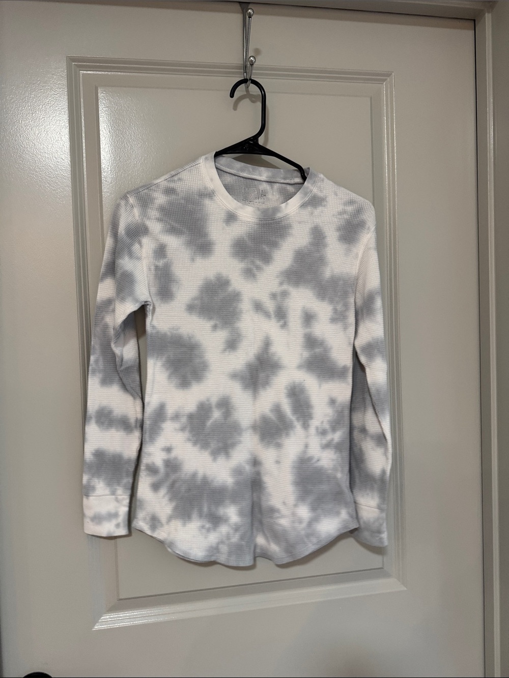 Time and Tru Women's White and Gray Tie-Dye Waffle Long Sleeve Tee